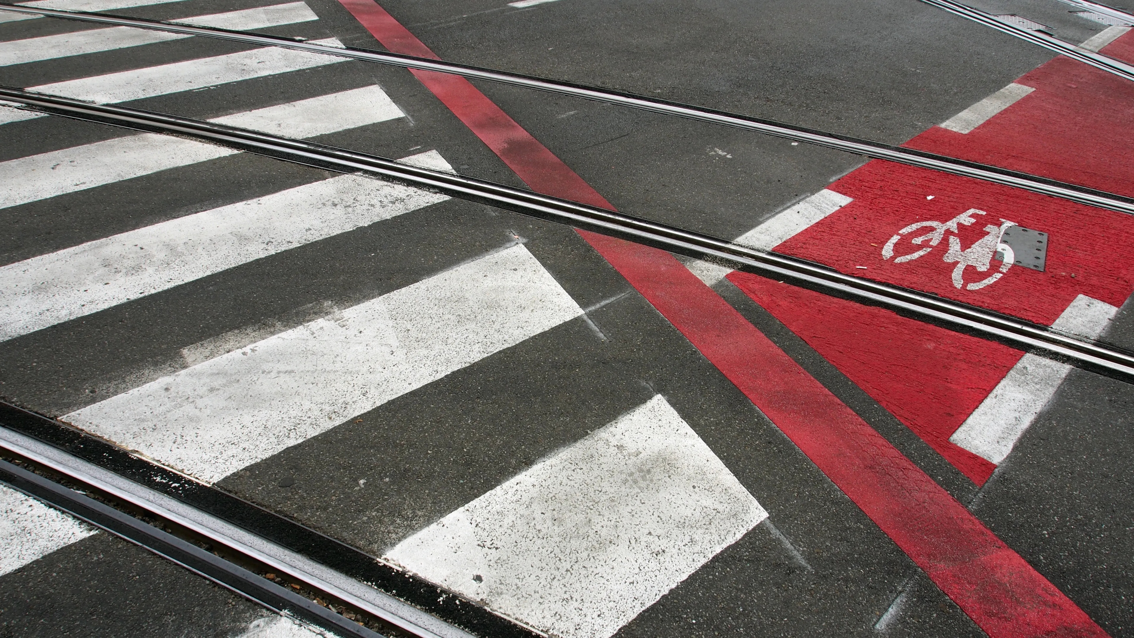 Zebrastreifen, Fahrradstreifen und Straßenbahnschienen