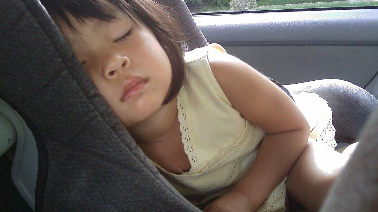 Blick auf ein schlafendes kind im Autositz