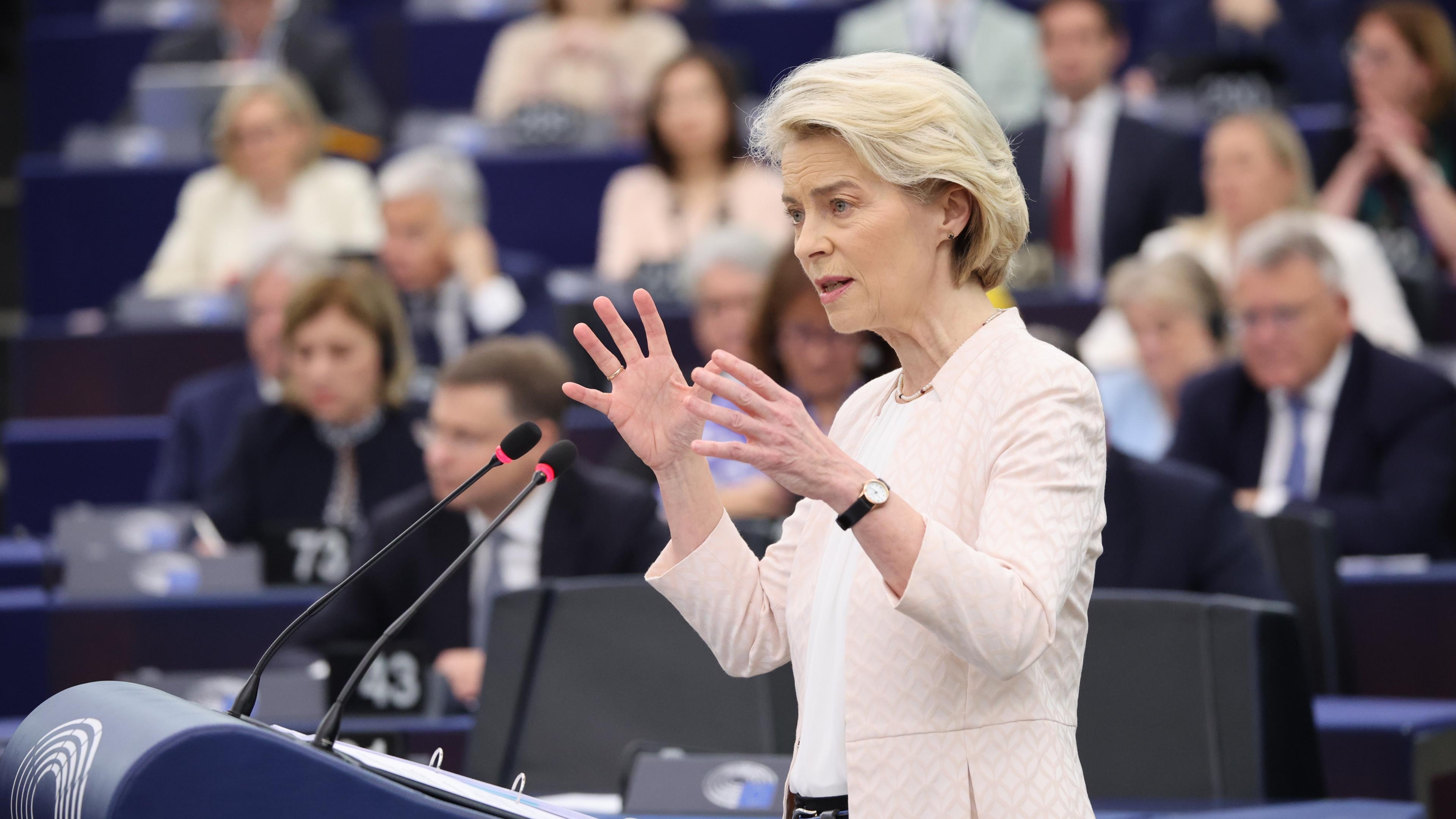 Portrait von Ursula von der Leyen bei ihrer Rede vor dem EU-Parlament in Straßburg am 18. Juli 2024