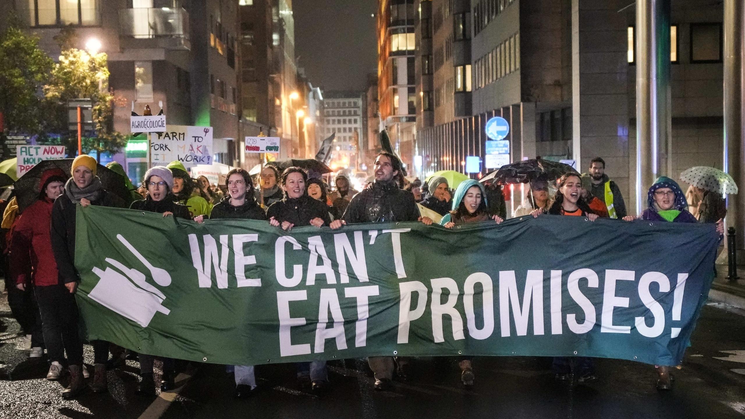 Demonstration für gute Lebensmittelsysteme - Transparentaufschrift: "WE CAN´T EAT PROMISES!"