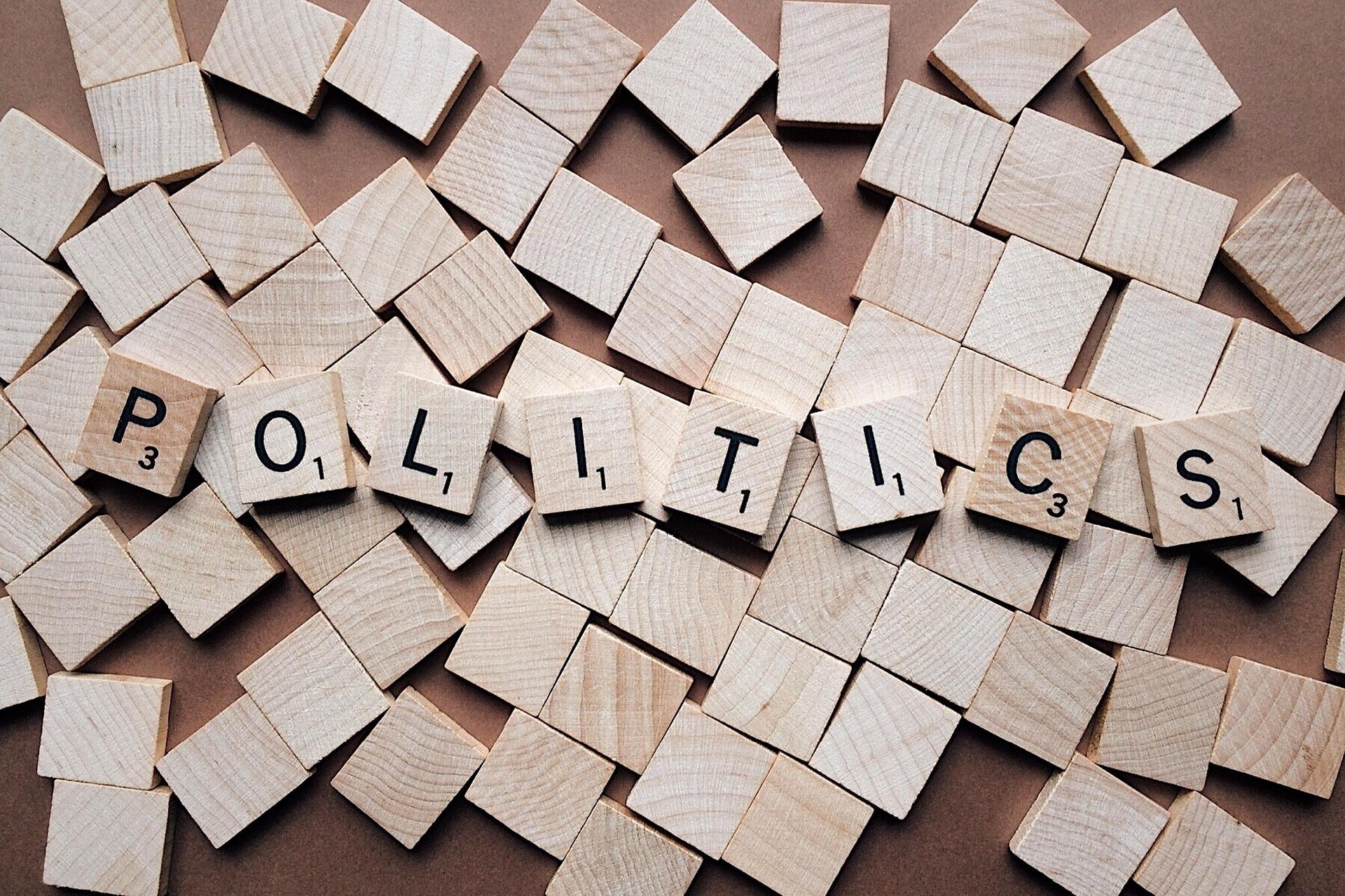 Scrabble-Buchstaben zeigen "POLITICS"