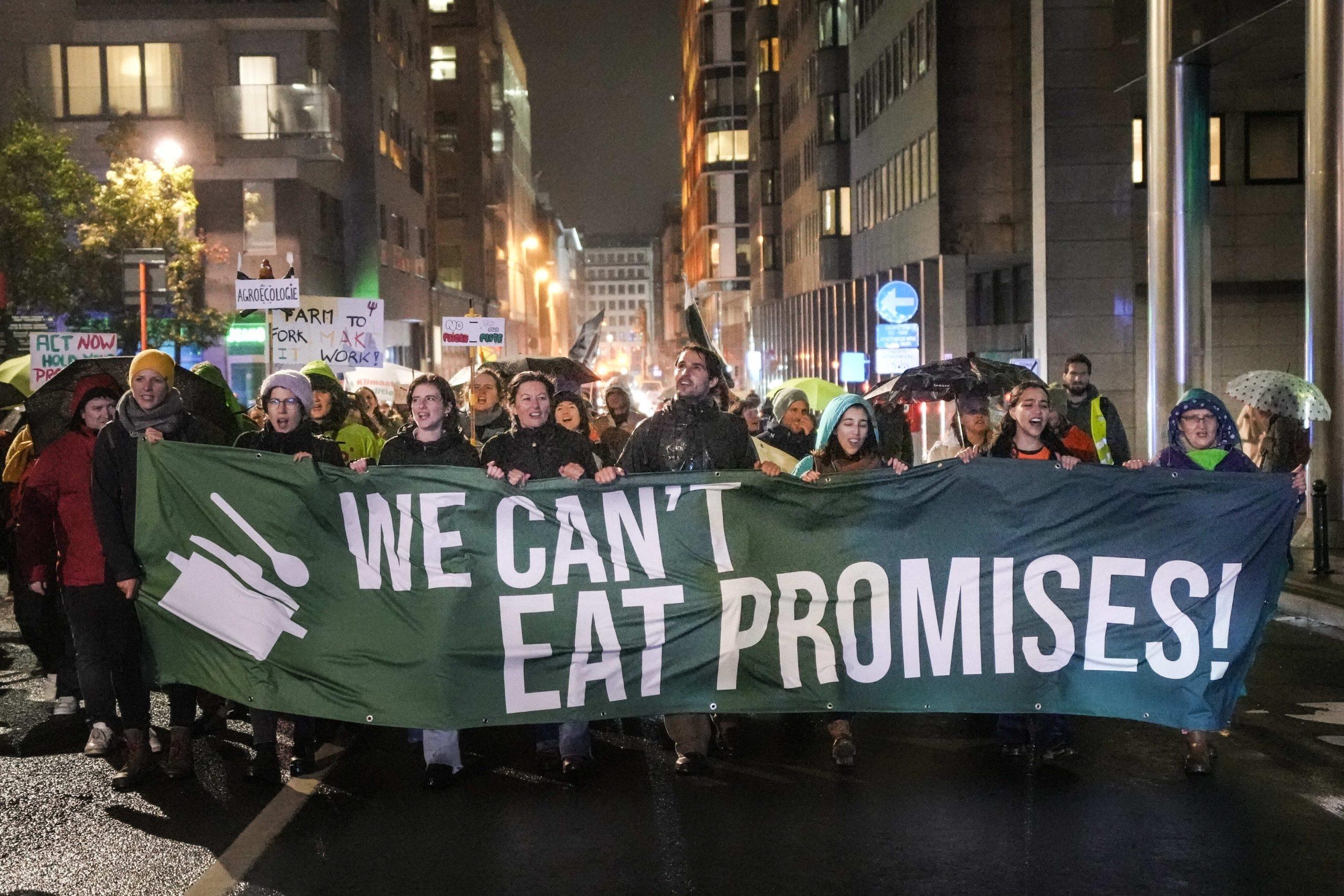 Demonstration für gute Lebensmittelsysteme - Transparentaufschrift: "WE CAN´T EAT PROMISES!"