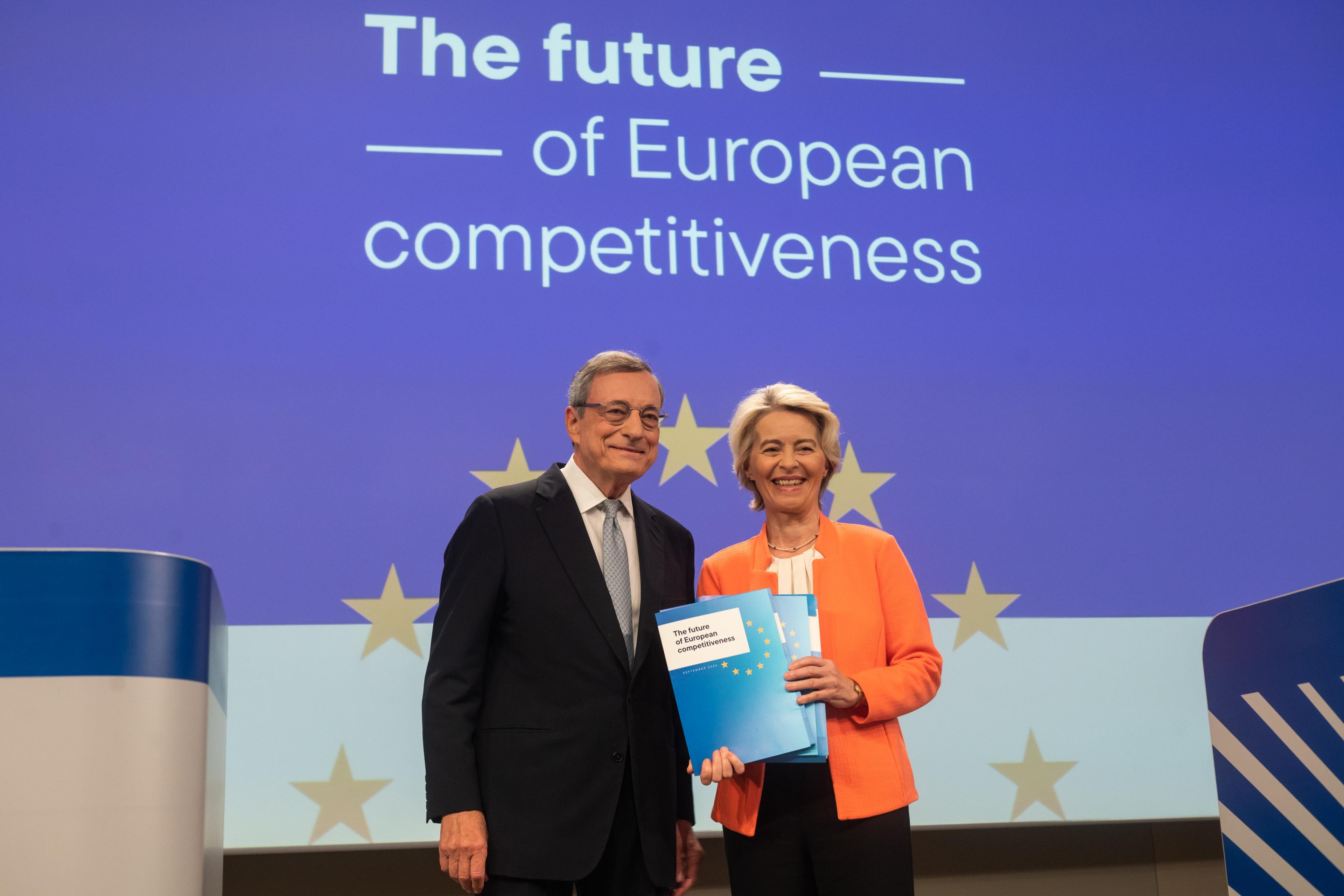 Mario Draghi und Ursula von der Leyen mit dem Bericht über die Zukunft der europäischen Wettbewerbsfähigkeit am 9. September 2024